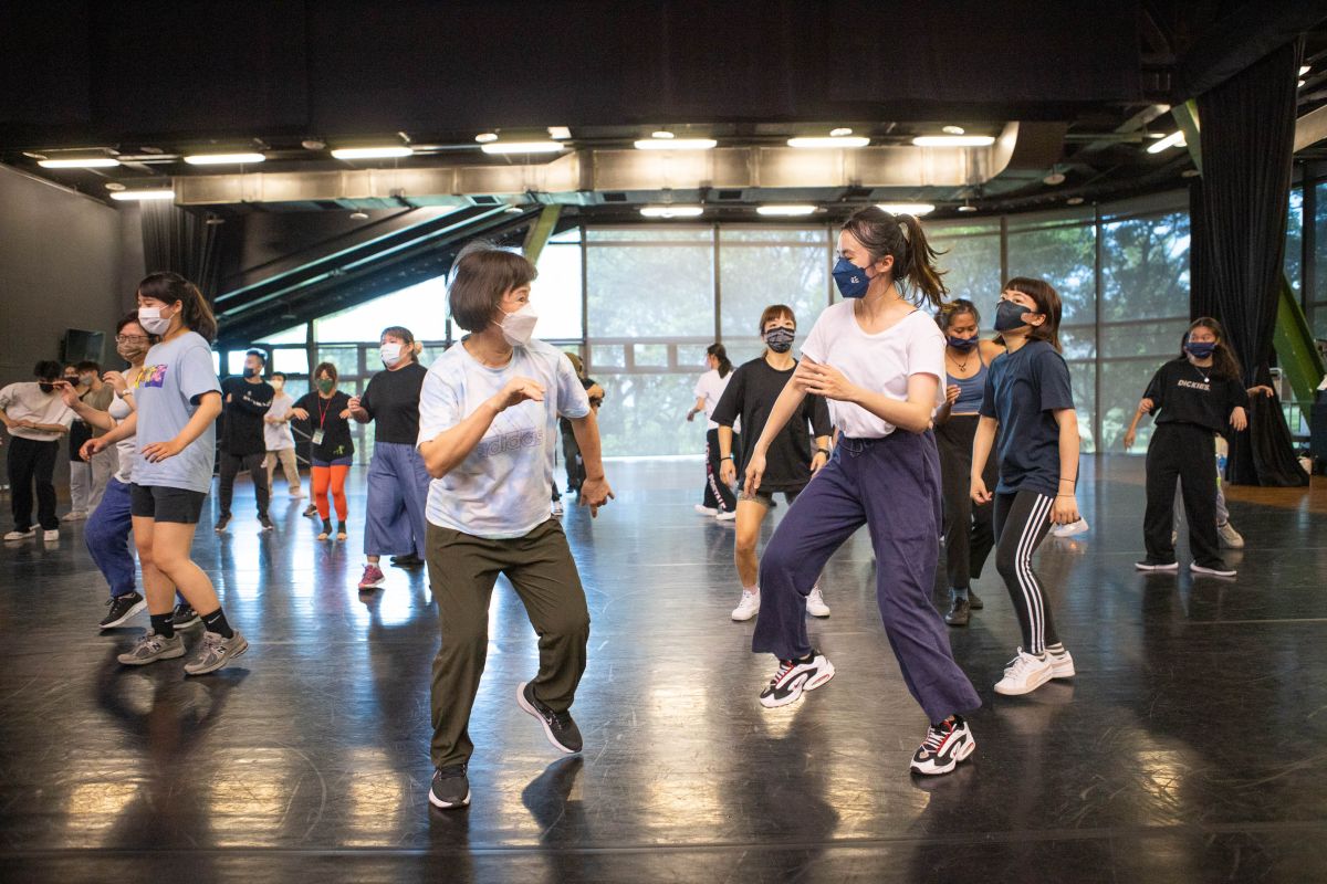 ▲「來雲門嘻哈」以不同的舞蹈專業、編創心法與訓練等課程，吸引近50名橫跨9到64歲民眾報名參加。（圖／雲門劇場提供）