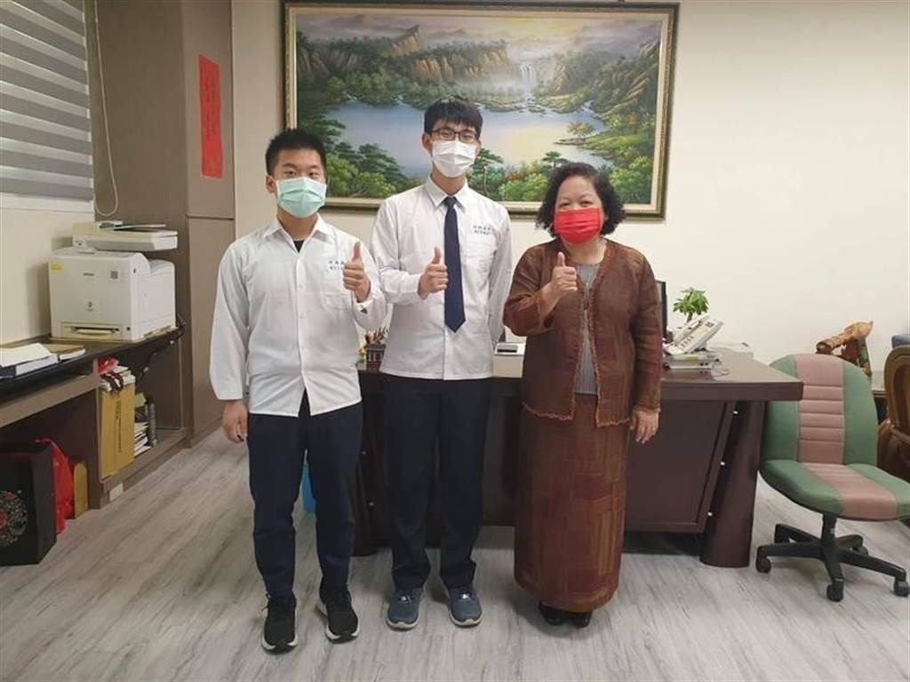 ▲竹南高中鍾坤達（中）透過願景計畫錄取政大法律系，校長呂淑恭賀與拍照留念。（圖／竹南高中提供）