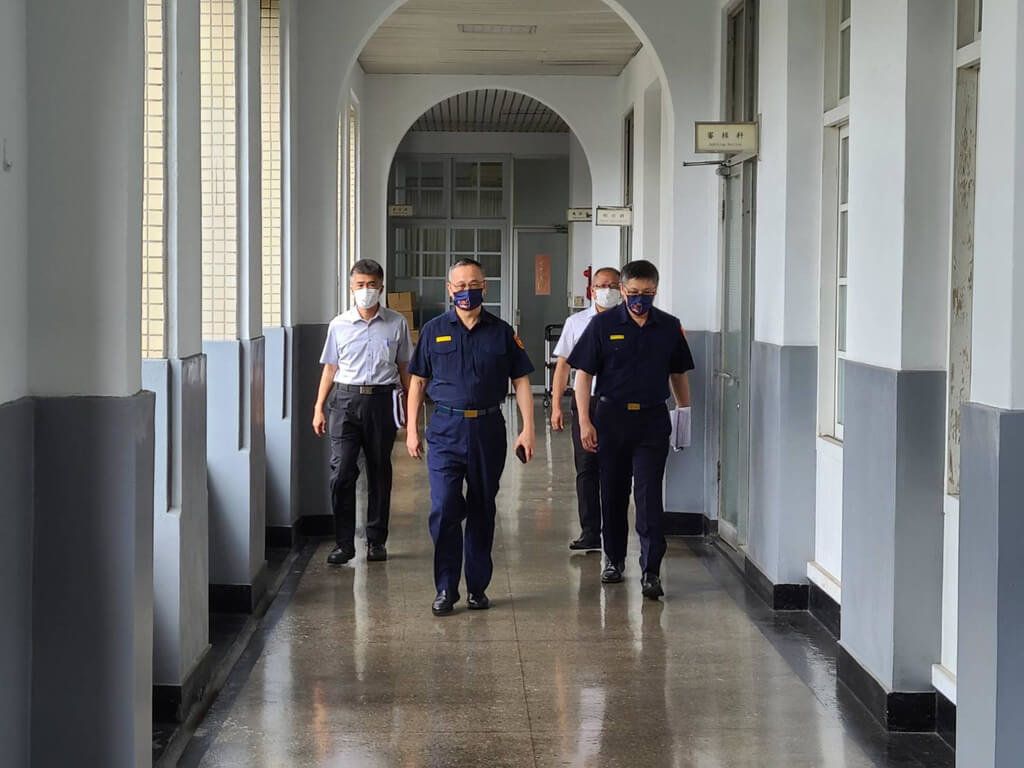 ▲警政署長陳家欽申請提前退休，今天主持任內最後一次署務會報，數度向所有同仁及警眷鞠躬致謝，他說明考量全體人事布局而決定退休，並期勉精進科技犯罪防範，道珍重再見。（圖／中央社）