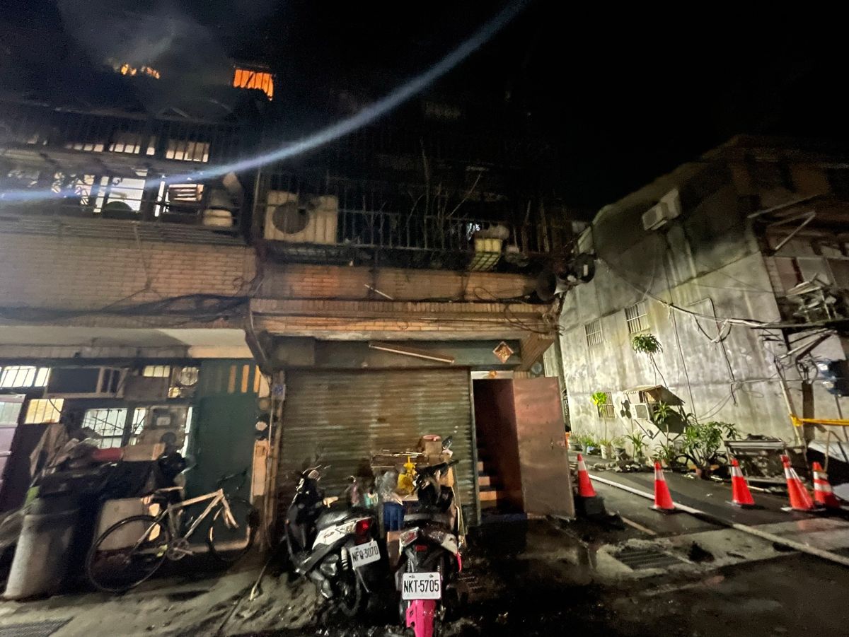 ▲三重民宅大火！2大1小OHCA送醫搶救。（圖／翻攝畫面）