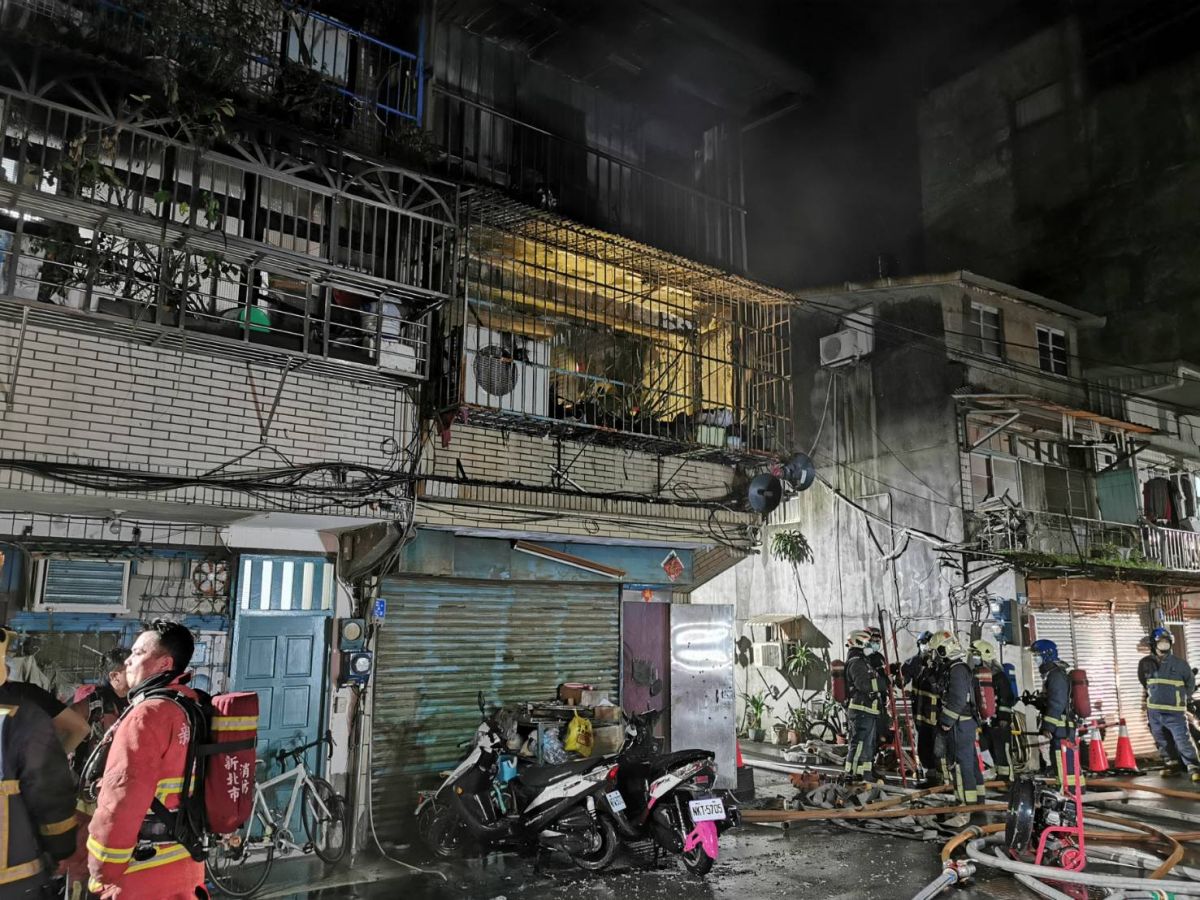 ▲三重民宅突竄大火，造成2人死亡，1人命危。（圖／翻攝畫面）