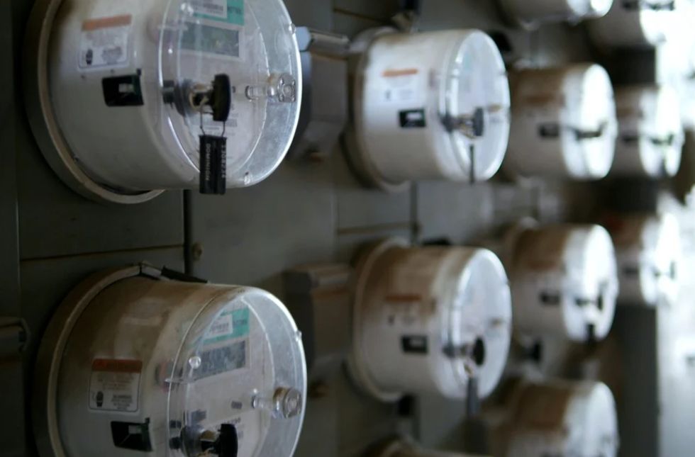 ▲外界關心住宅公設或租屋族共用電表恐受電價調整影響，台電建議用戶若每月用電超過700度，可善用離峰時間用電。（圖／取自pixabay）