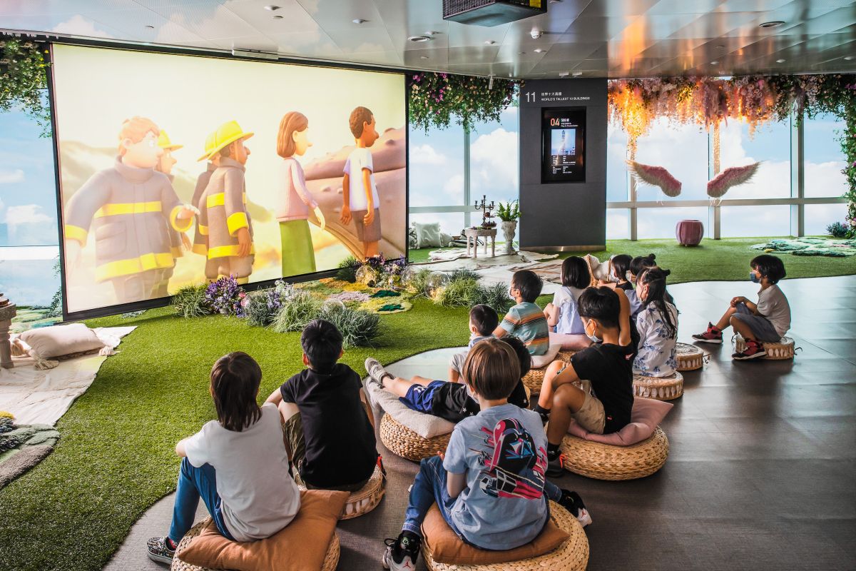 ▲台北101於89樓觀景台打造「雲端夏令營」迎接暑假，伴隨夕陽一起欣賞親子電影院、假日說故事與首屆高空繪畫比賽，盡享以法國為主題的3大體驗，還喝得到台中超人氣精品咖啡kafeD。（圖／台北101提供）