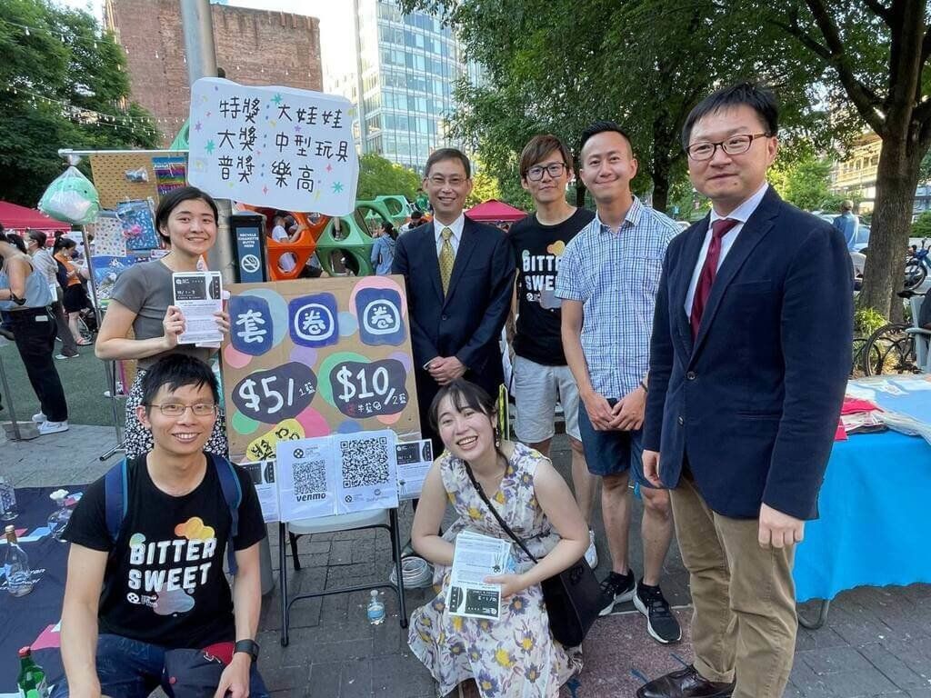 ▲波士頓首次台灣夜市25日下午登場，駐波士頓辦事處長孫儉元（後排左2）與波士頓華僑文教中心主任潘昭榮（右）和攤位老闆合影。（駐波士頓辦事處提供）中央社記者尹俊傑紐約傳真 111年6月29日