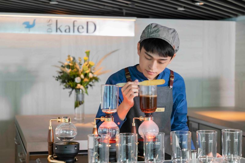 ▲超人氣精品咖啡kafeD台北101店，主打台北獨有的虹吸式咖啡。（圖／台北101提供）