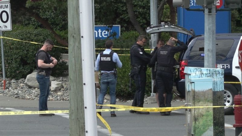 警匪激烈駁火影片曝！加拿大銀行爆搶案　2嫌遭擊斃6警傷
