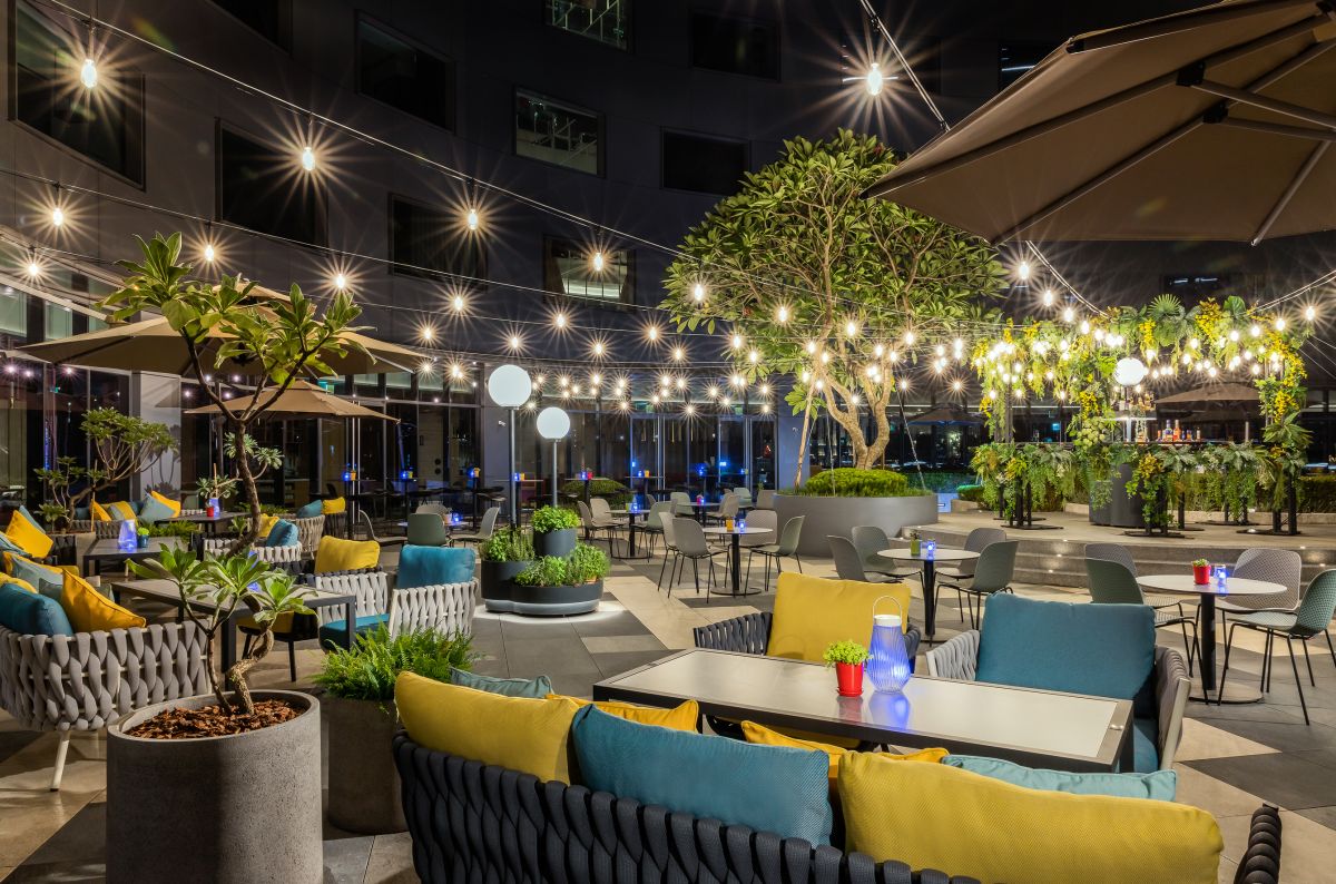 ▲台北大直新秘境！英迪格酒店全新打造sneaKOut BAR露天花園酒吧，以Fine Dining等級下酒菜，搭配藏有流動星空的創意調酒好Chill！試營運期間調酒與葡萄酒都買一送一。（圖／大直英迪格酒店提供）