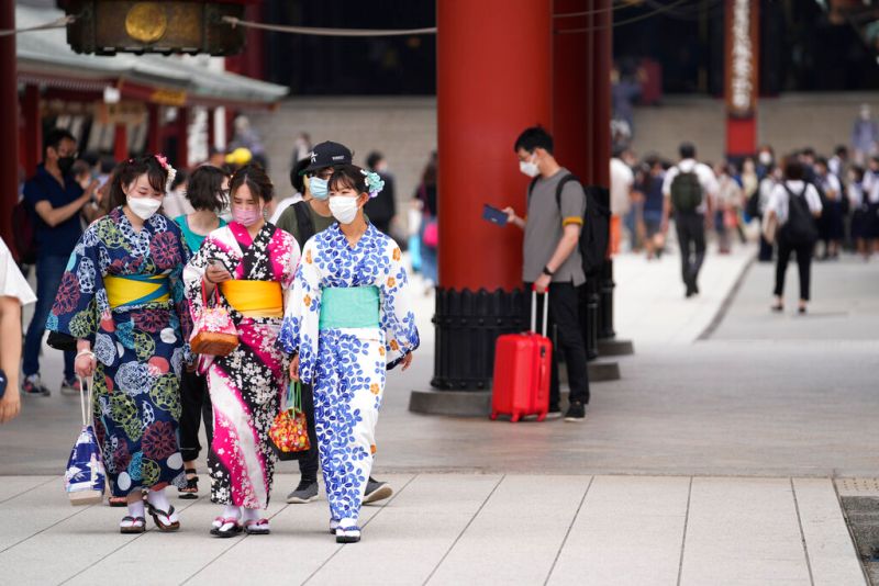 ▲隨著新冠肺炎疫情趨緩，日本重新迎接外國觀光客。圖為在淺草觀光的遊客。（圖／美聯社／達志影像）