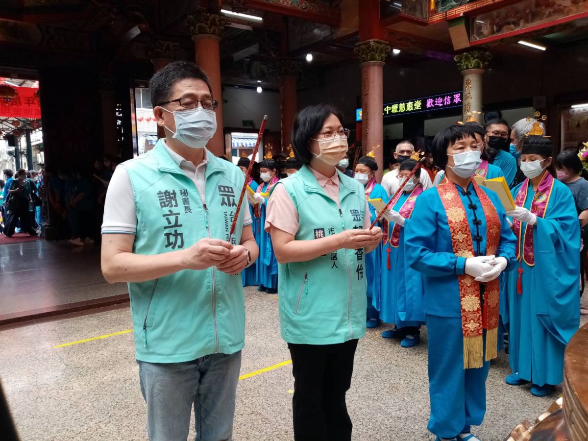 ▲立委賴香伶（中）與民眾黨秘書長謝立功（左）出席中壢慈惠堂成立七十周年暨瑤池金母娘娘神像開光大典。（圖／賴香伶國會辦公室提供）