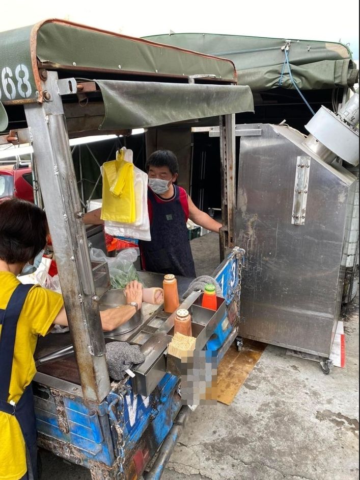 ▲苗栗府前路上的鹹酥雞攤車老闆,長相神似指揮官陳時中,也讓大批網友熱議。(圖/翻攝自爆廢公社)