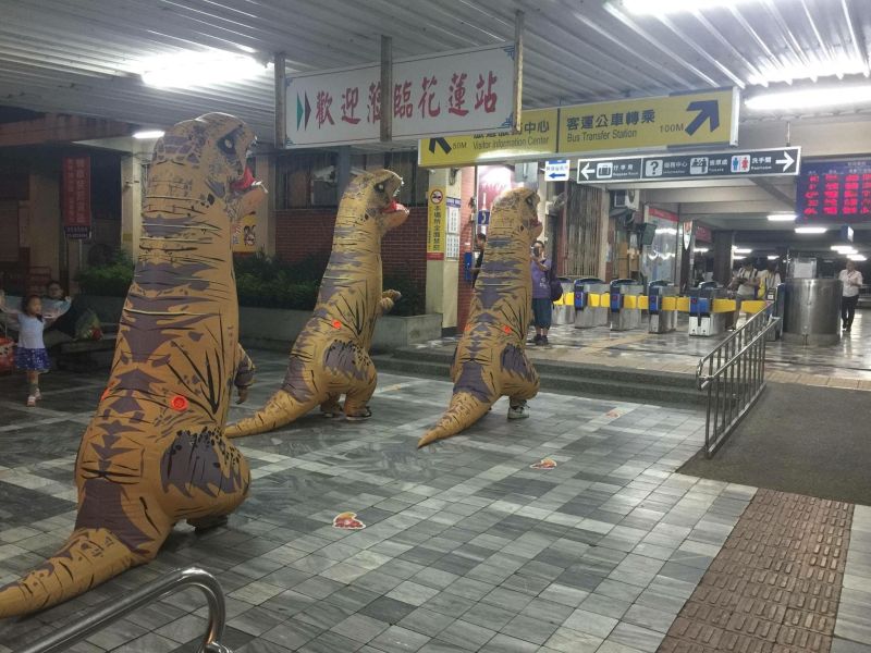▲原PO分享，自己穿恐龍裝在花蓮火車站的經驗。（圖／翻攝自《爆廢公社公開版》）