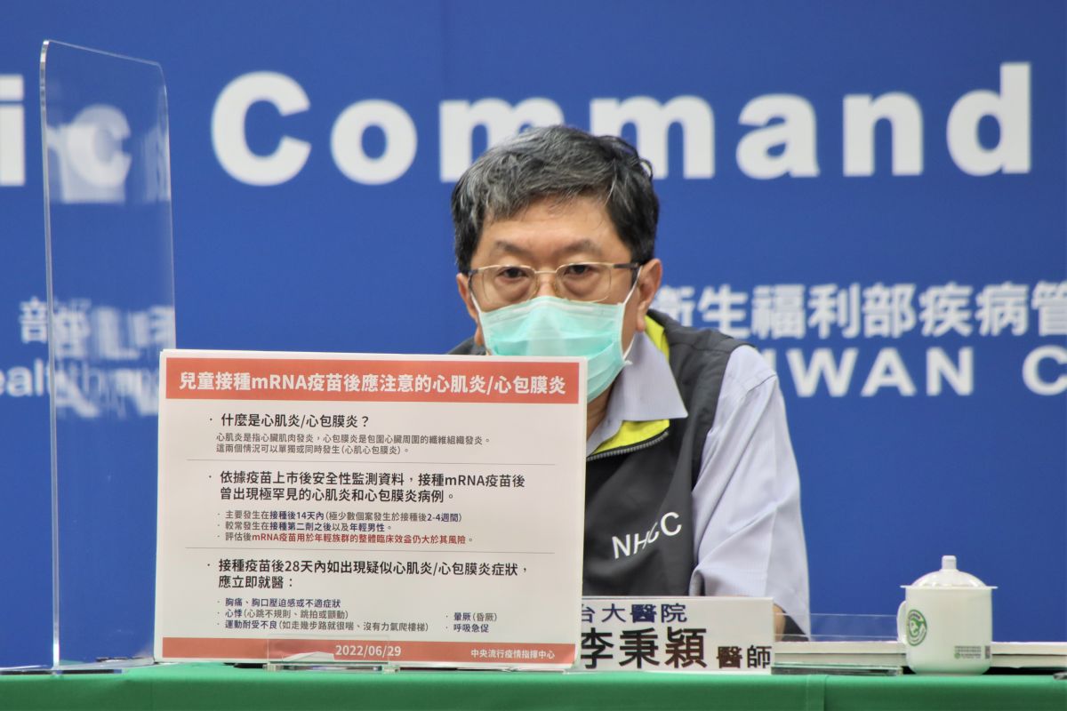 ▲台大醫院李秉穎醫師針對幼兒接種疫苗注意事項，進行說明。（圖／指揮中心）