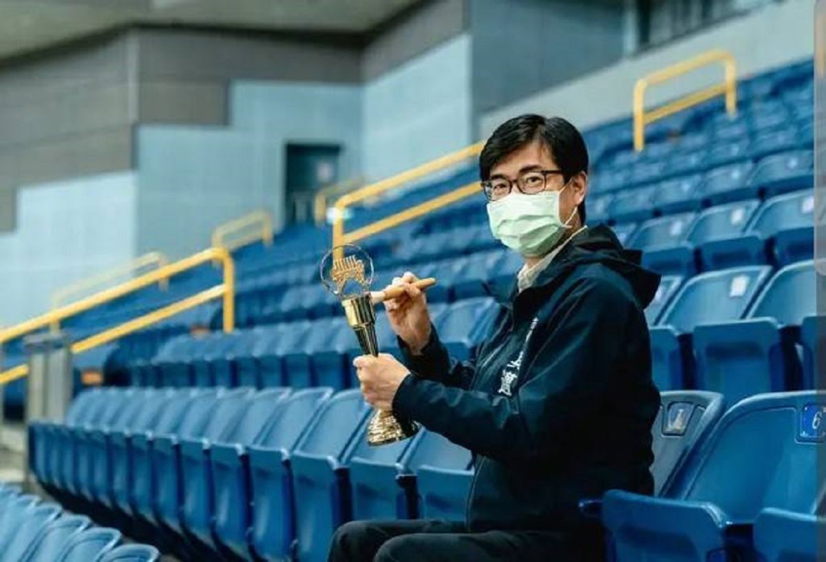 ▲金曲獎舉辦即將本周六在高雄登場，市長陳其邁昨天在巡視會場時特別借好友歌手楊大正的獎座先過乾癮，（圖／翻攝自陳金邁臉書）