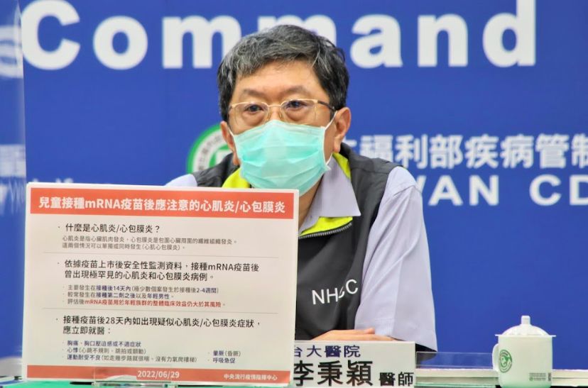 ▲李秉穎說，Novavax疫苗適用於接種其他新冠疫苗「發生嚴重副作用」、「無法忍受發燒2天」的人，建議後續劑次可以選擇接種。（圖／指揮中心提供）