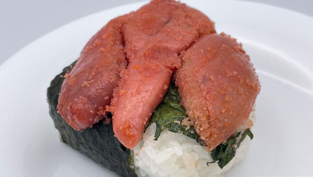 ▲日本7-11昨天開賣明太子御飯糰，為了吸引消費者，直接將食材擺在最上面，立刻造成話題。（圖／取自推特@rekishichosadan）