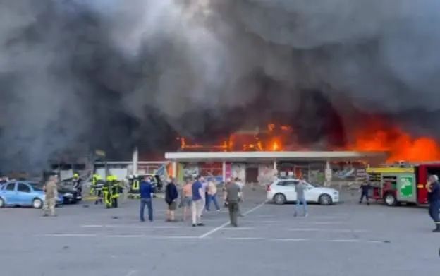 ▲烏克蘭商場遭俄羅斯飛彈攻擊，恐逾1千人死傷！恐怖影片曝光。（圖／翻攝自澤連斯基IG）