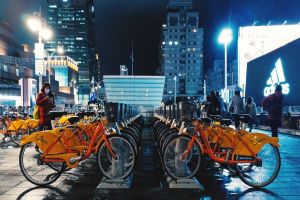 ▲台北發達的交通網絡體系，以及便利的Youbike共享單車，都被《Monocle》讚譽為「城市規劃者的夢想」。（示意圖／取自unsplash）