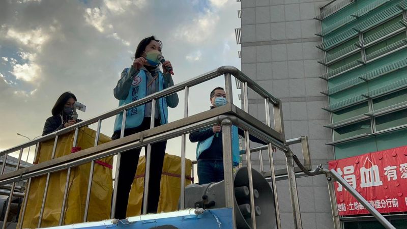 ▲柯志恩去年12月南下參與顏寬恒記者會後,主動頂著海線寒風上戰車遊街。(資料畫面/顏寬恒臉書,2022.06.29)