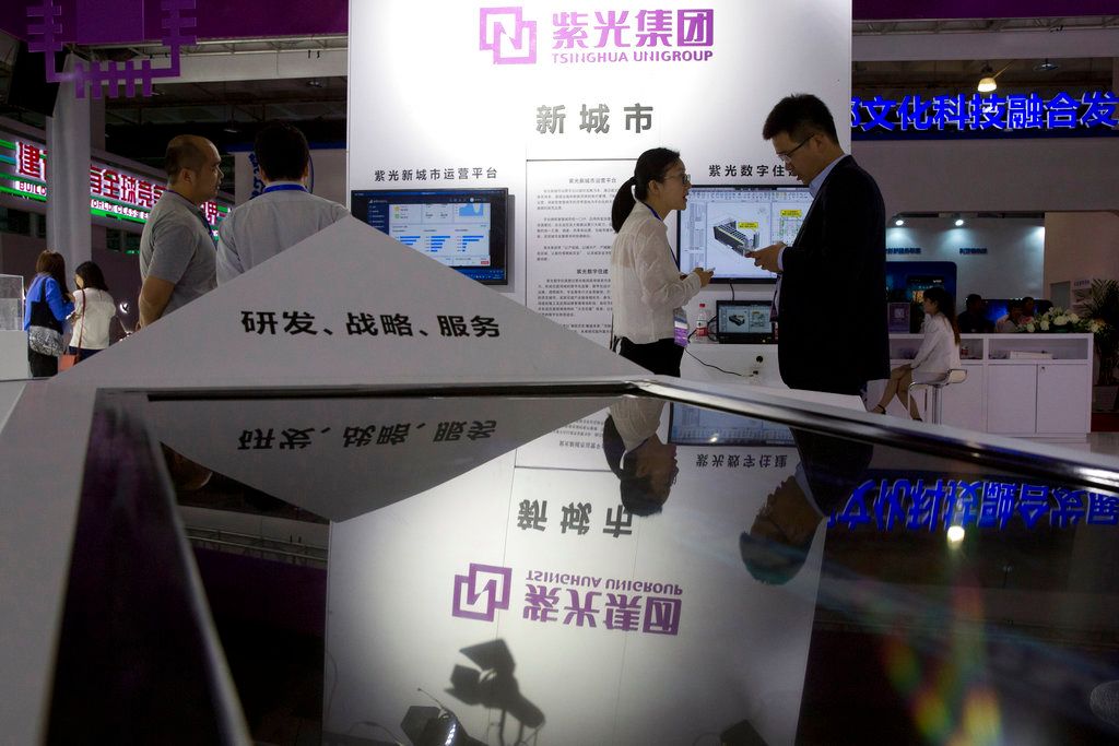 ▲針對外媒報導台灣國安官員指稱鴻海投資紫光案不會通過，經濟部投審會則表示目前仍在補件審查中。（圖／美聯社／達志影像）