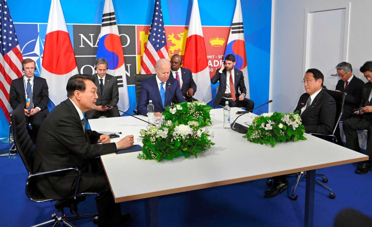 ▲應邀出席北約峰會的韓國總統尹錫悅（左）公開談及對日本首相岸田文雄（右）印象，認為岸田文雄應能成為攜手解決韓日問題、改善雙邊關係的夥伴。（圖／美聯社／達志影像）