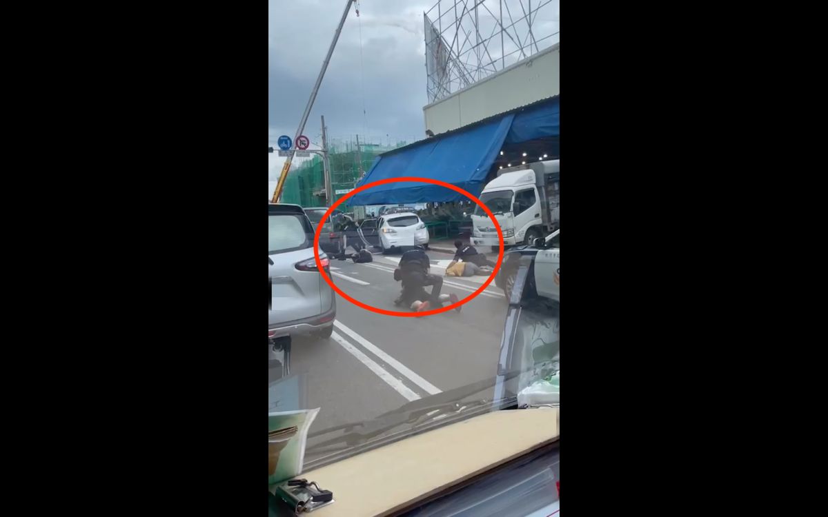 ▲桃園保安大隊當街強勢壓制嫌犯，霸氣執法讓網友一面倒叫好。（圖／翻攝自「爆廢公社公開版」臉書）