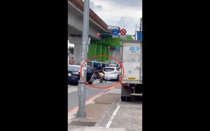 ▲桃園保安大隊當街強勢壓制嫌犯,霸氣執法讓網友一面倒叫好。(圖/翻攝自「爆廢公社公開版」臉書) ▲桃園保安大隊當街強勢壓制嫌犯,霸氣執法讓網友一面倒叫好。(圖/翻攝自「爆廢公社公開版」臉書)