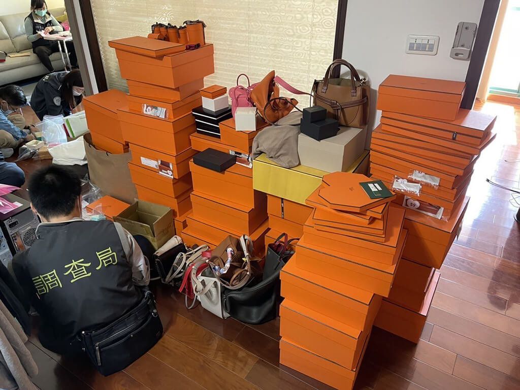 ▲知名鋼鐵伸線專業廠商仙宗興業股份有限公司110年爆出多項醜聞，王姓董事長並涉嫌詐貸及詐欺，檢調展開調查，日前到王男高雄住處搜索，當場查獲疑具殺傷力槍枝及子彈，之後又搜出至少200件愛馬仕名牌包等精品。（圖／橋頭地檢署提供 中央社記者洪學廣傳真 111年6月29日）