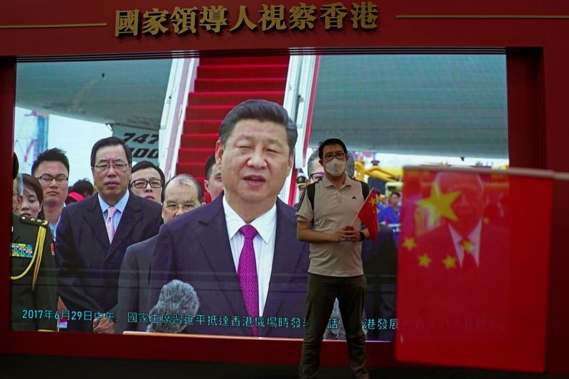 ▲中國國家主席習近平將親自赴港，參加香港回歸25週年大會暨新一屆政府就職典禮。圖為香港街頭的宣傳影片。（圖／美聯社／達志影像）