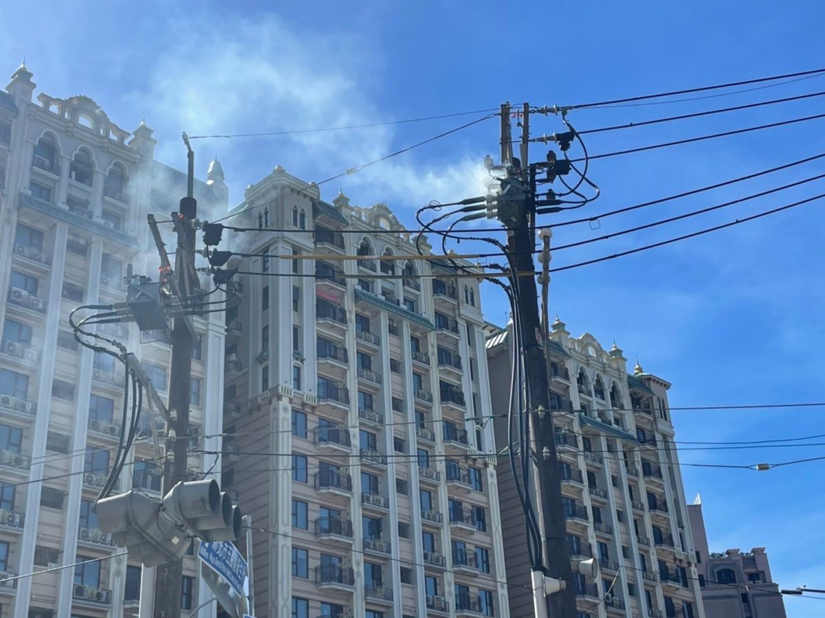 ▲新北市五股區今（30）日早上8點半左右，因變電箱起火導致1564戶停電，台電表示是鳥類誤觸導致，已於9點46分全數復電。（圖／翻攝畫面）
