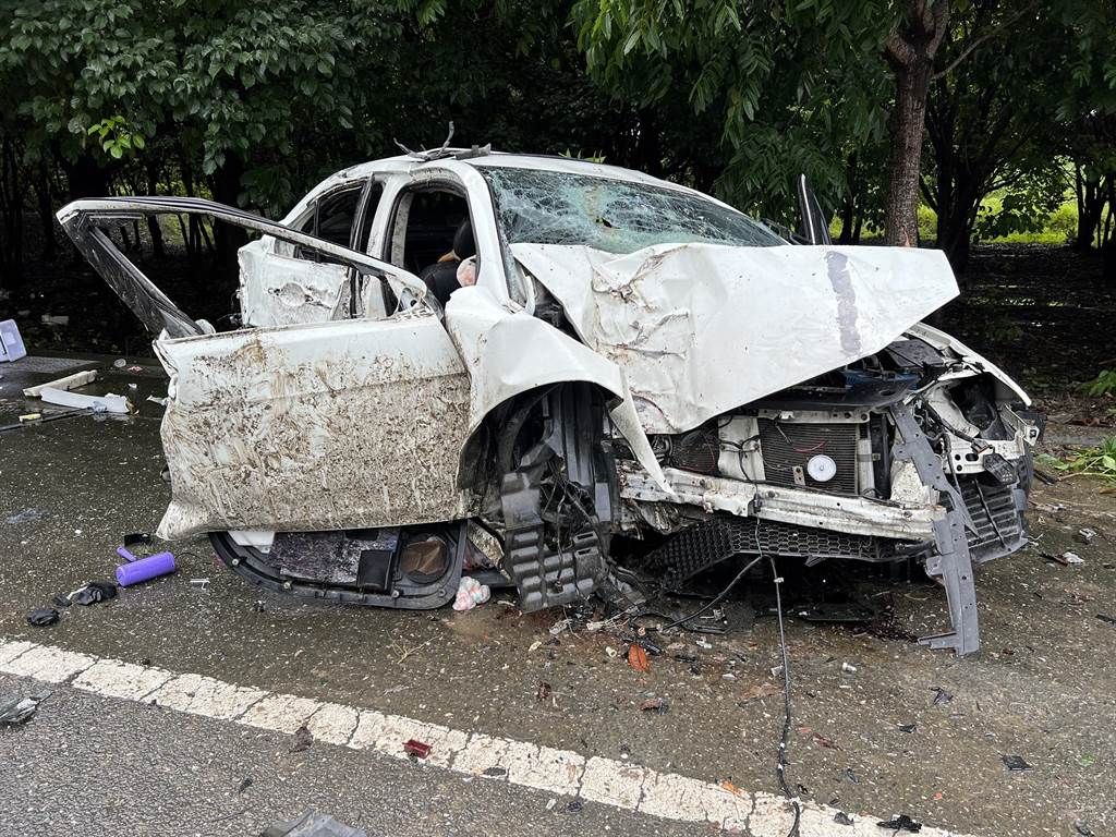 ▲台東縣卑南鄉今（30）日早上8點多發生一起死亡車禍，一輛白色轎車高速自撞路樹，駕駛送醫後不治。（圖／翻攝畫面）
