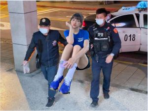 ▲網友把峮峮P成被警察捕獲的模樣。(圖/峮峮FB) ▲網友把峮峮P成被警察捕獲的模樣。(圖/峮峮FB)