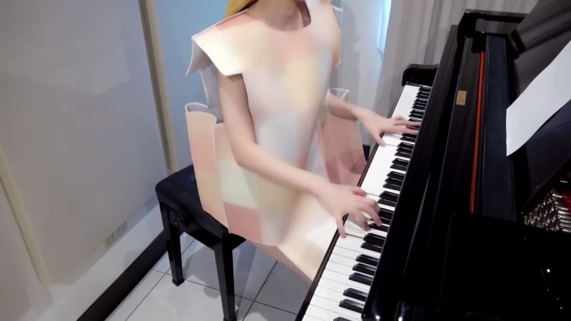 ▲台灣高人氣鋼琴YouTuber「Pan Piano」近日上傳新片，影片中她出場竟全程馬賽克，引起老司機們熱議。（圖／翻攝Pan Piano YouTube）