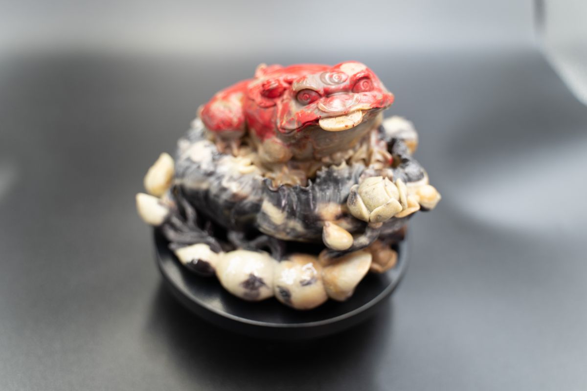 ▲紅富海吸金案第 4波拍賣，將有72件雞血石藝品競標。（圖／法務部行政執行署提供）