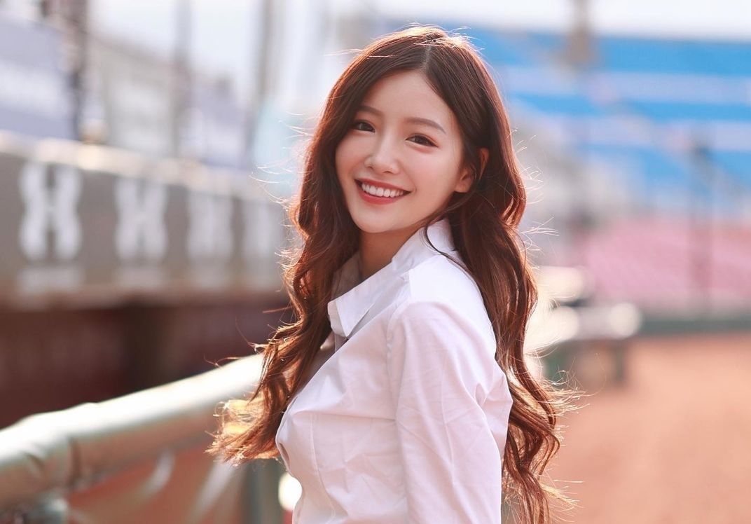 ▲甜美的菲菲有回眸女神的封號。（圖／菲菲IG）