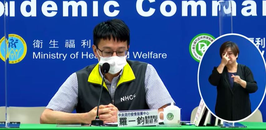 ▲醫療應變組副組長羅一鈞表示，公費家用快篩政策延長至年底，並擴增37家定點診所發放。（圖／指揮中心）