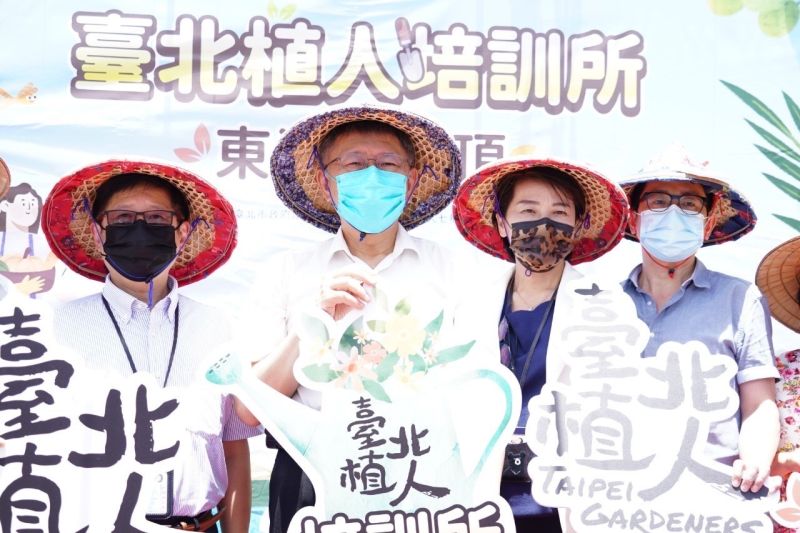 ▲台北市長柯文哲（左二）出席「東湖綠屋頂植人培訓所」分享會。（圖/／北市府提供）
