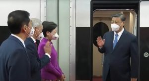 ▲習近平下午三點抵達香港,出席香港回歸25周年紀念活動。(圖/翻攝自央視直播畫面) ▲習近平下午三點抵達香港,出席香港回歸25周年紀念活動。(圖/翻攝自央視直播畫面)