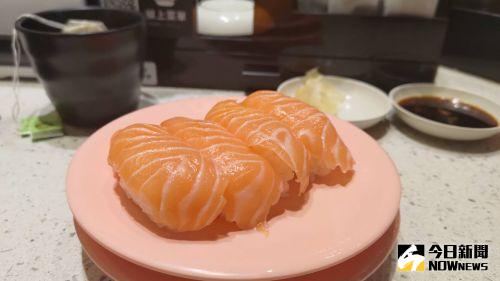 ▲爭鮮、壽司、鮭魚、漲價。(圖/記者詹鎰瑞攝影,2022.06.26) ▲爭鮮、壽司、鮭魚、漲價。(圖/記者詹鎰瑞攝影,2022.06.26)