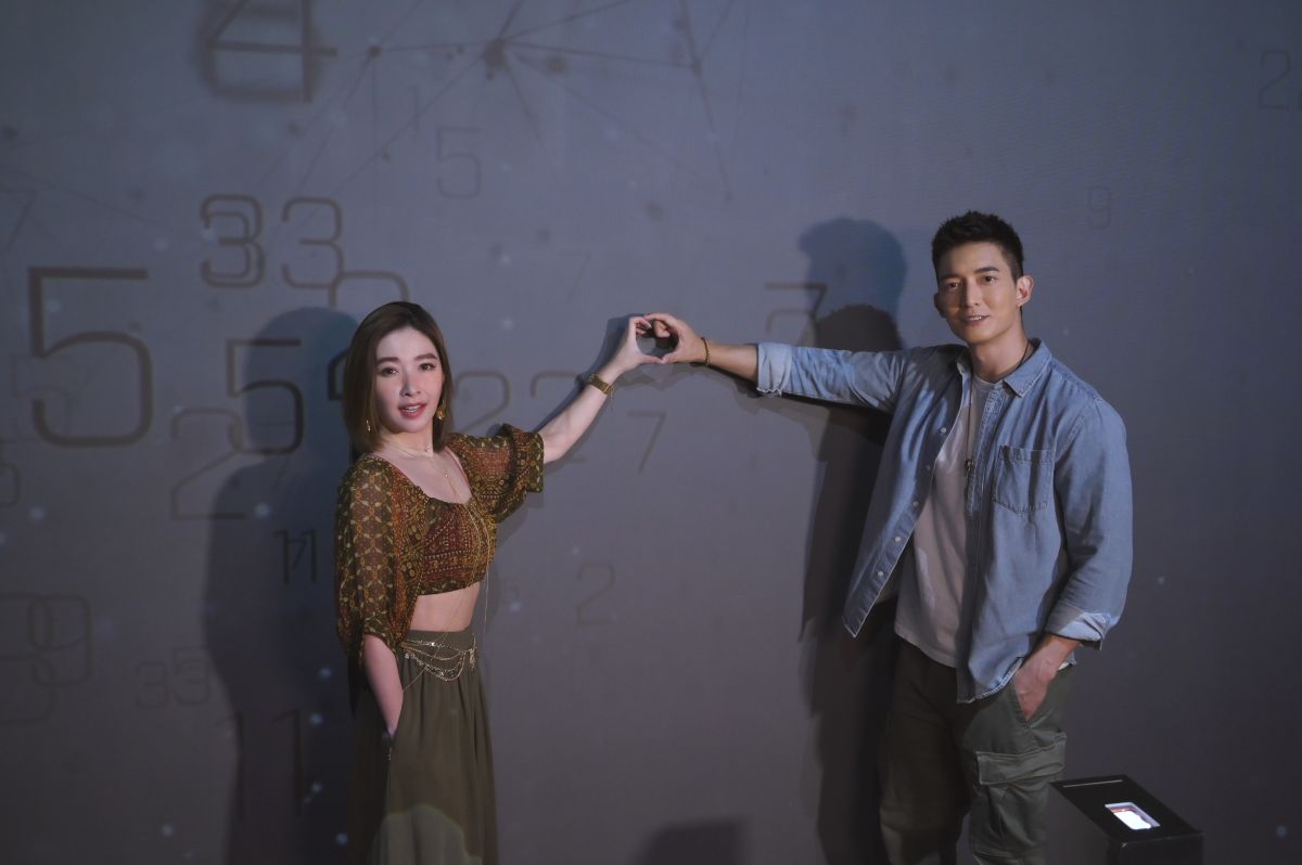 ▲王家梁（右）坐馬桶小便體恤老婆，爆料許維恩（左）徒手洗馬桶。（圖／寬宏藝術提供）