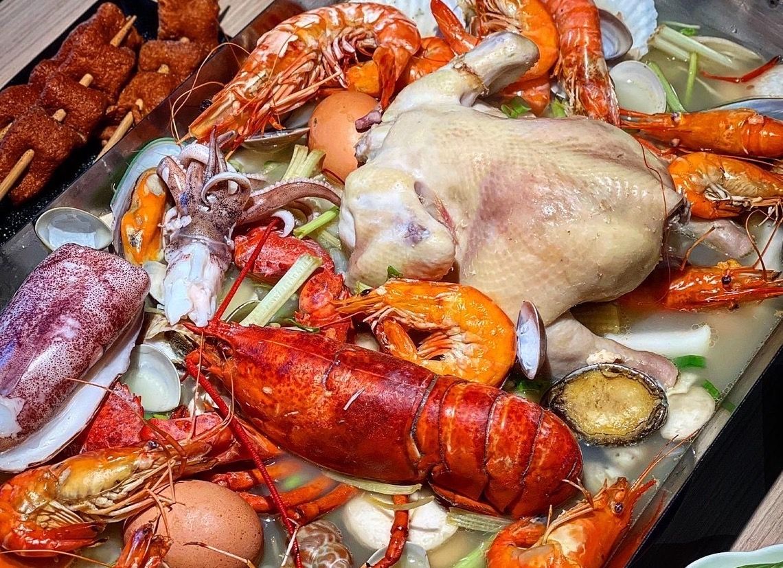 ▲網路流傳韓國釜山的超浮誇美食「龍蝦一隻雞」神到了！澎湃痛風餐就藏在新北中和，業者透露饕客絲毫不手軟，店內銷售冠軍是要價6千元的「帝王蟹蒸」。迎接暑假餐廳祭出用餐加1元，就贈送「韓式煎餅」一整份優惠回饋。（圖／業者提供，授權自IG@cala216________）