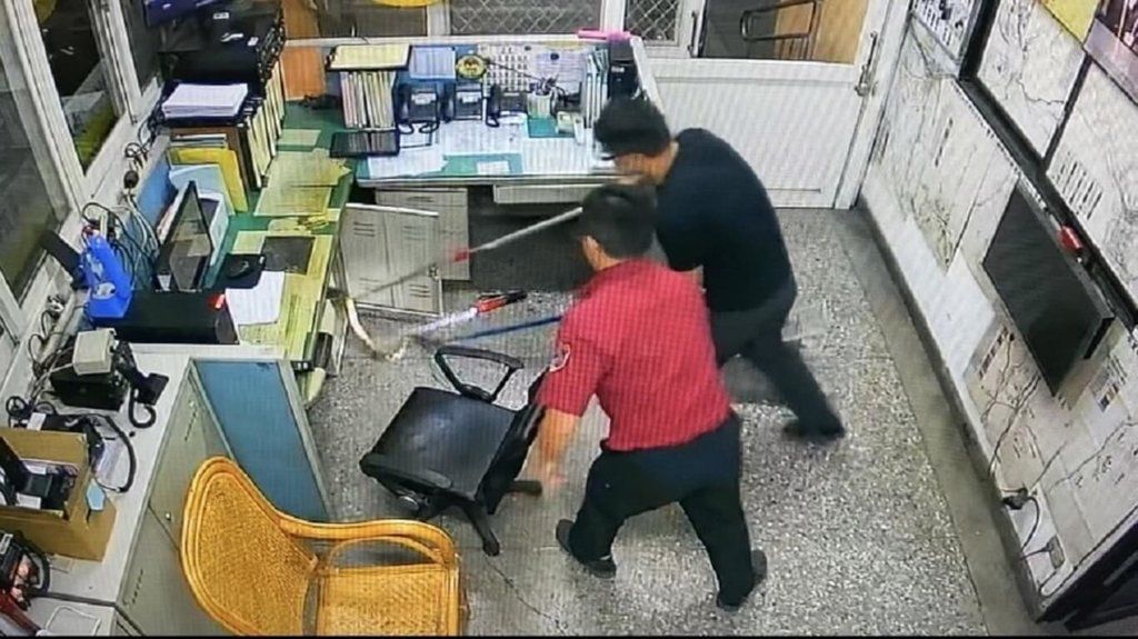 ▲一條保育類黑眉錦蛇日前闖進南投縣消防局水里分隊，嚇得值班員大喊「學長有蛇」叫支援，最後2人分持2支捕蛇夾抓進鐵籠。（南投縣消防局提供）中央社記者蕭博陽南投傳真 111年6月30日