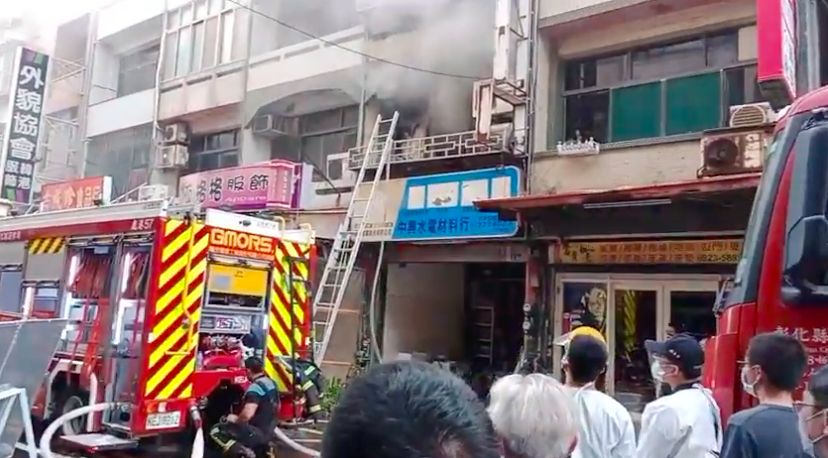 ▲彰化鹿港民宅30日傍晚傳出火警，屋內2人一度受困。（圖／翻攝畫面）