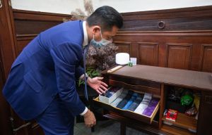 ▲市長室內的深褐色的木頭櫃，櫃子內分放著領帶、零食。（圖／記者葉政勳攝，2022.06.29）