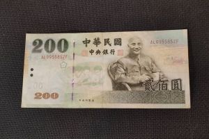 為何台灣200與2000元面額紙鈔沒人用?「關鍵理由」曝光 ▲原PO認為現在物價上漲,連便當都要超過100元,認為拿200元以及2000元鈔票最方便,但好奇為何很少人使用?(圖/記者陳珮瑜攝)