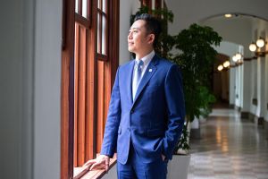 林智堅 ▲西裝與油頭的造型,早已成為林智堅的招牌。(圖/記者葉政勳攝)
