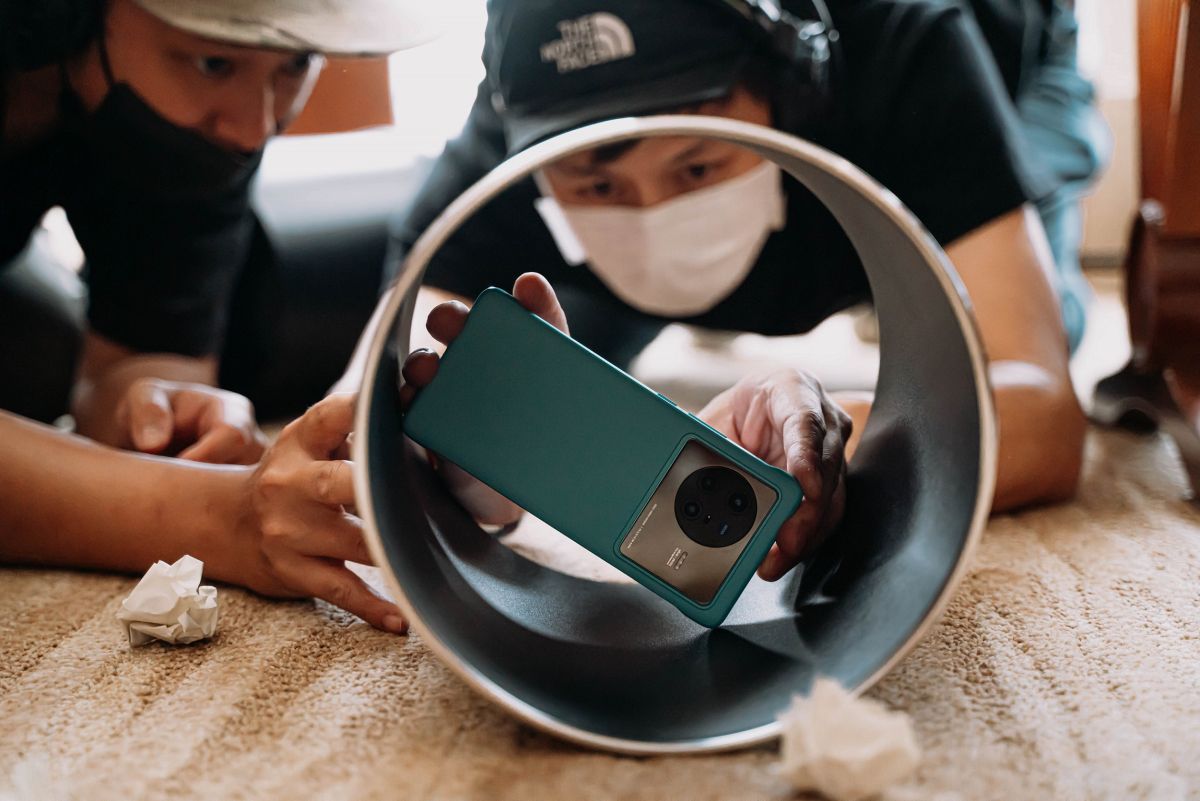 ▲姜瑞智導演使用vivo X80手機拍攝微電影，認為手機可取得更多大膽且靈活的角度，就連狹窄的空間也能輕鬆取景。(圖／官方提供)