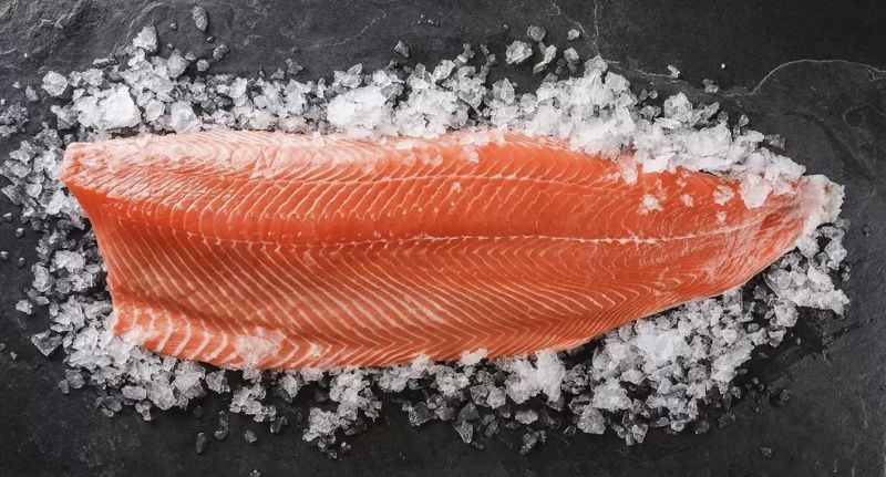▲鮭魚肥美又香，富含蛋白質、維生素及Omega-3不飽和脂肪酸等多種營養，自己在家裡煎鮭魚，簡單幾步驟就能達到皮脆肉鮮嫩。（圖／翻攝自好市多官網）