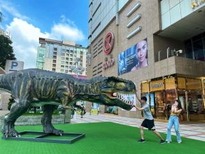 ▲廣三SOGO百貨在廣場打造「FUM鬧 恐龍島」，有暴龍、三角龍及劍龍三隻巨型恐龍現身。（圖／廣三提供）
