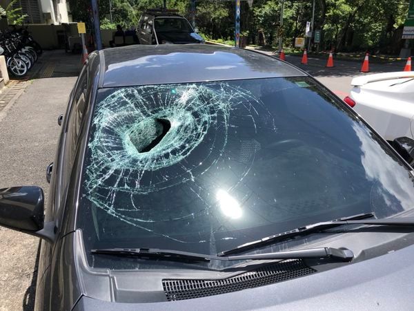 ▲吳姓夫妻行經南橫公路時，車輛突遭約籃球大落石擊中前擋風玻璃造成碎裂。（圖／翻攝畫面）