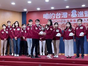 台灣基進黨主席陳奕齊授予參選人「監工安全帽」,要打造強而有力的本土監督隊伍 ▲台灣基進黨主席陳奕齊授予參選人「監工安全帽」,要打造強而有力的本土監督隊伍。(圖/記者黃宣尹攝,2022.07.01)